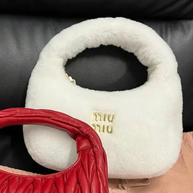 Сумка Miu Miu Wander - белая флисовая - на фото.