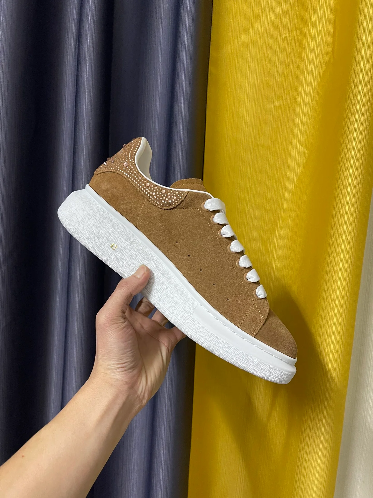 Классические белые кроссовки McQueen - унисекс - коричневая замша - каблук со стразами