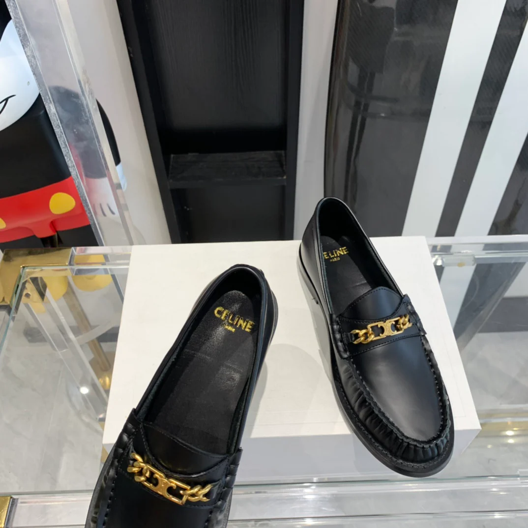 Новинка сезона осень/зима 2023 от Celine - Балетки с мятой поверхностью - Черные