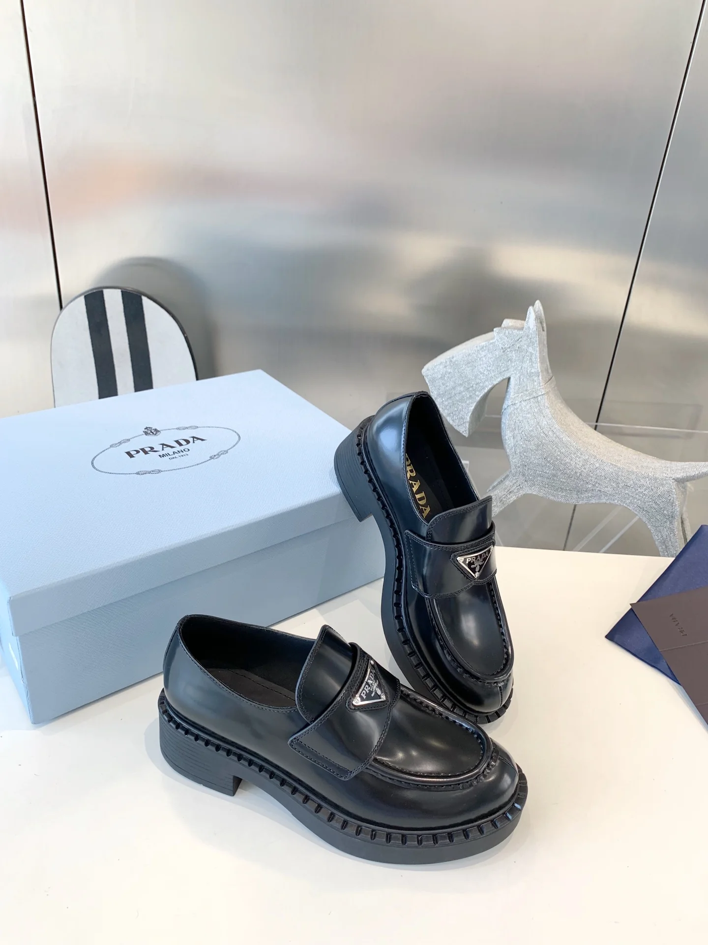 Лоферы Prada Gear - черные