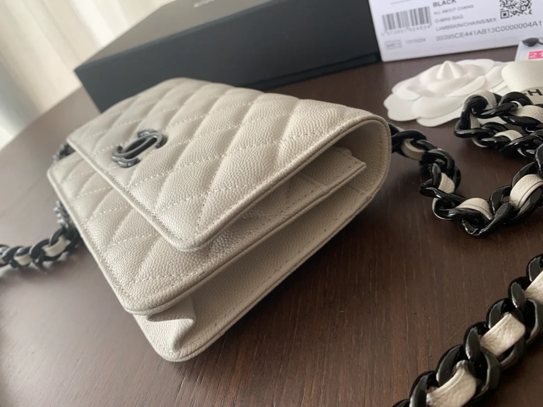 Chanel WOC - Белая глютеновая кожа - Черная пряжка