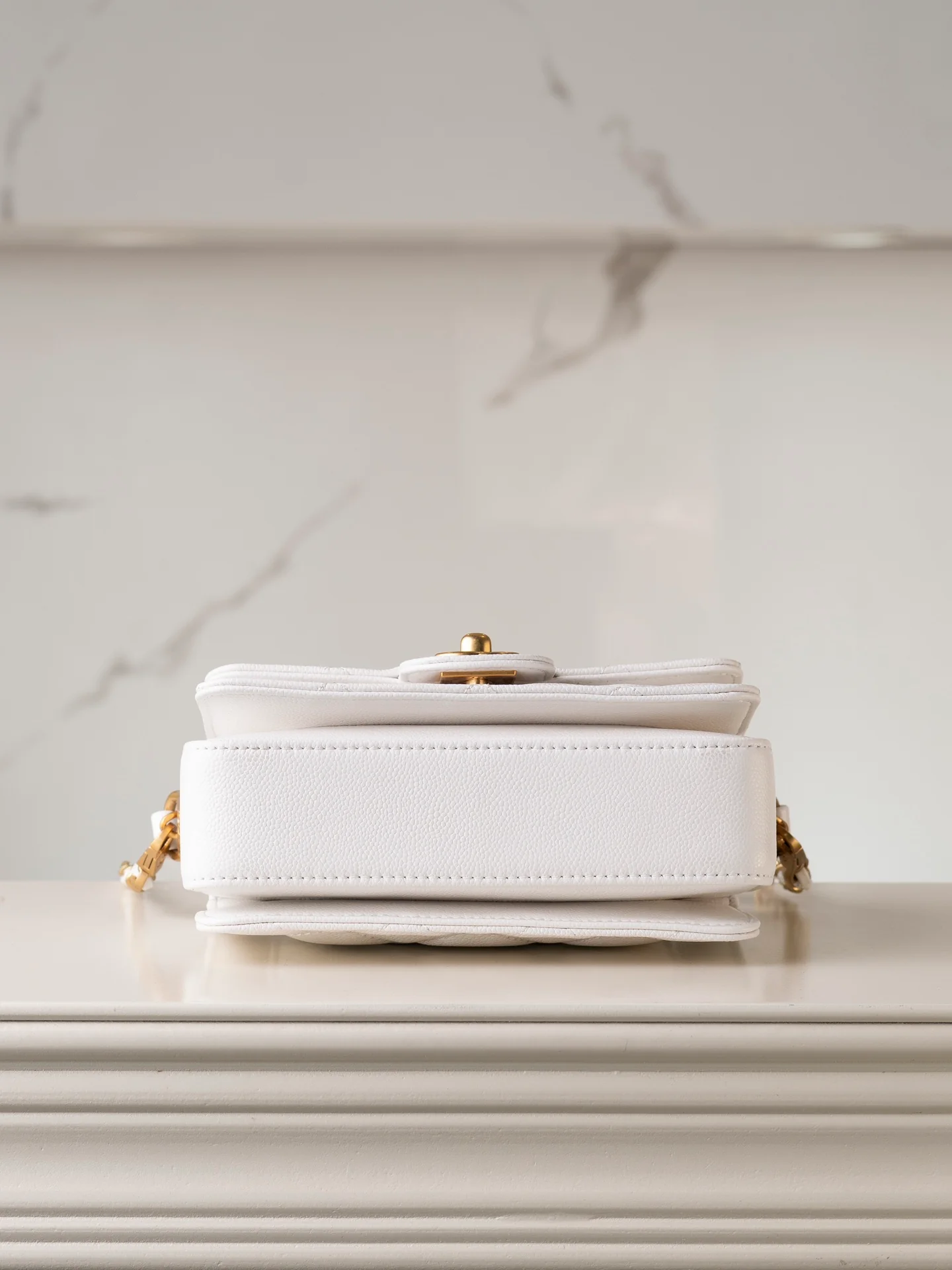 Мини-сумочка Chanel с ручкой и клапаном, белая.