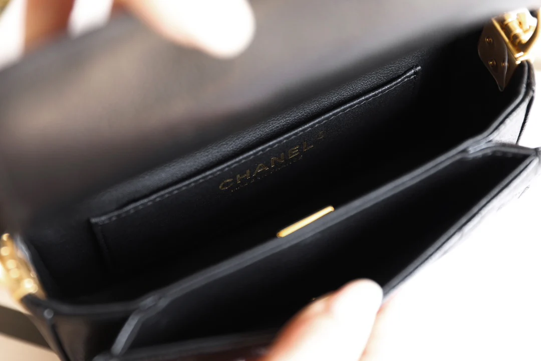 Мини-сумочка Chanel с клапаном и ручкой - черная