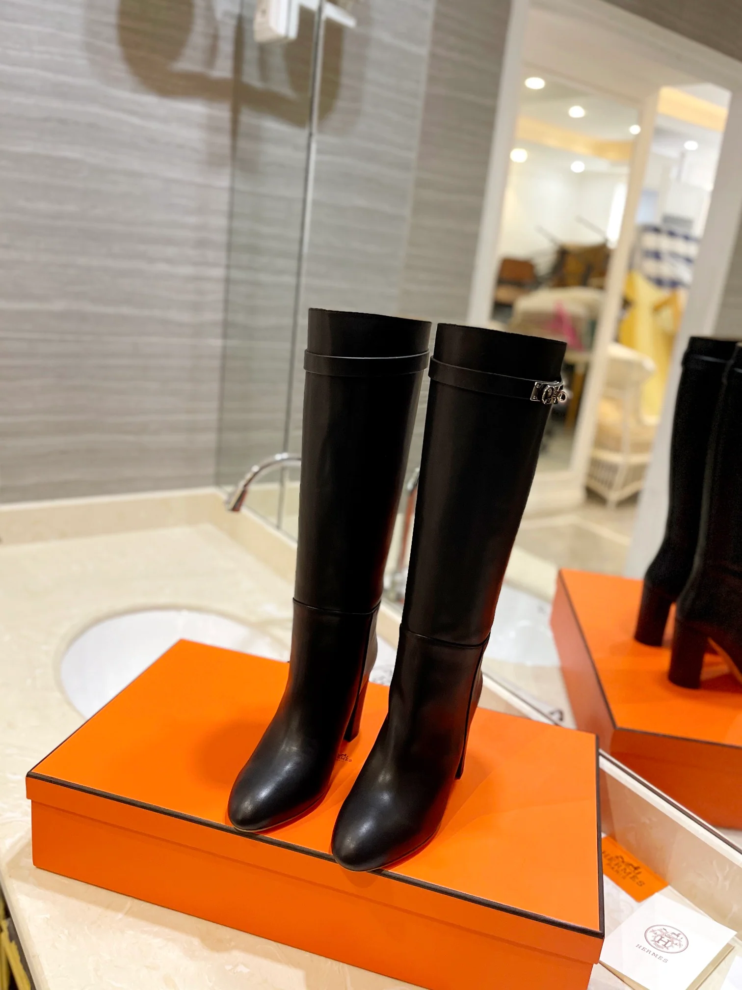 Классические сапоги Hermes Kelly с пряжкой - черные