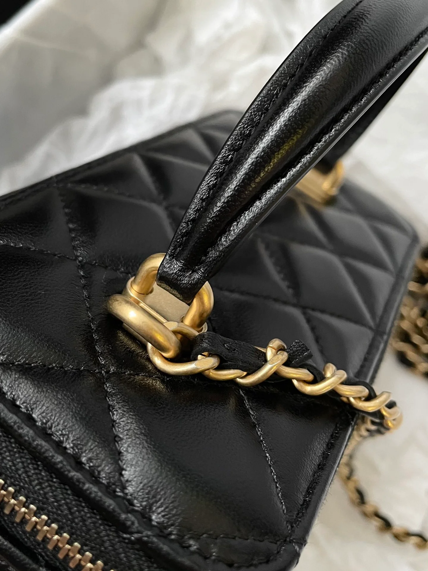 Сумка-коробочка Chanel с кожаной ручкой, длинная, черная.