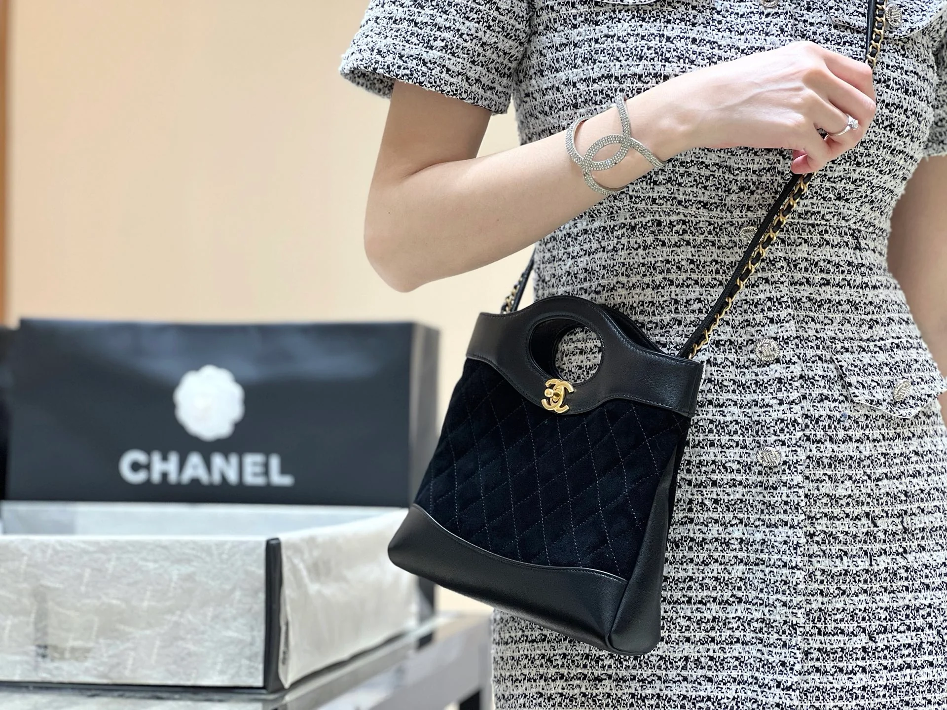 Мини-сумка Chanel 25p 31 из замши, черная