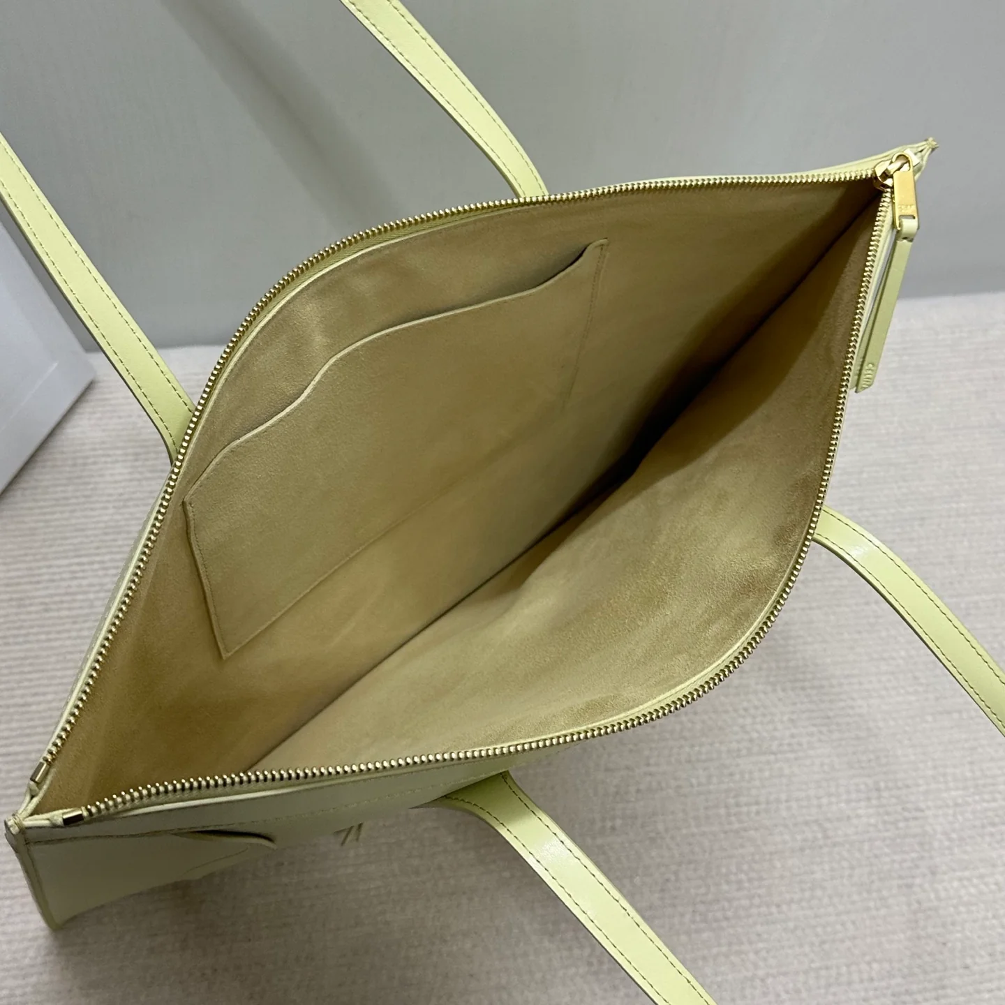 Новинка сезона весна/лето 2026 от Celine - Сумка с изображением смайлика - Желтая