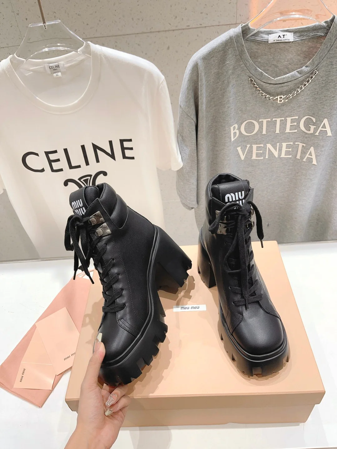 Новинка осенне-зимней коллекции Miu Miu 2023 — ботильоны на высоком каблуке и платформе.