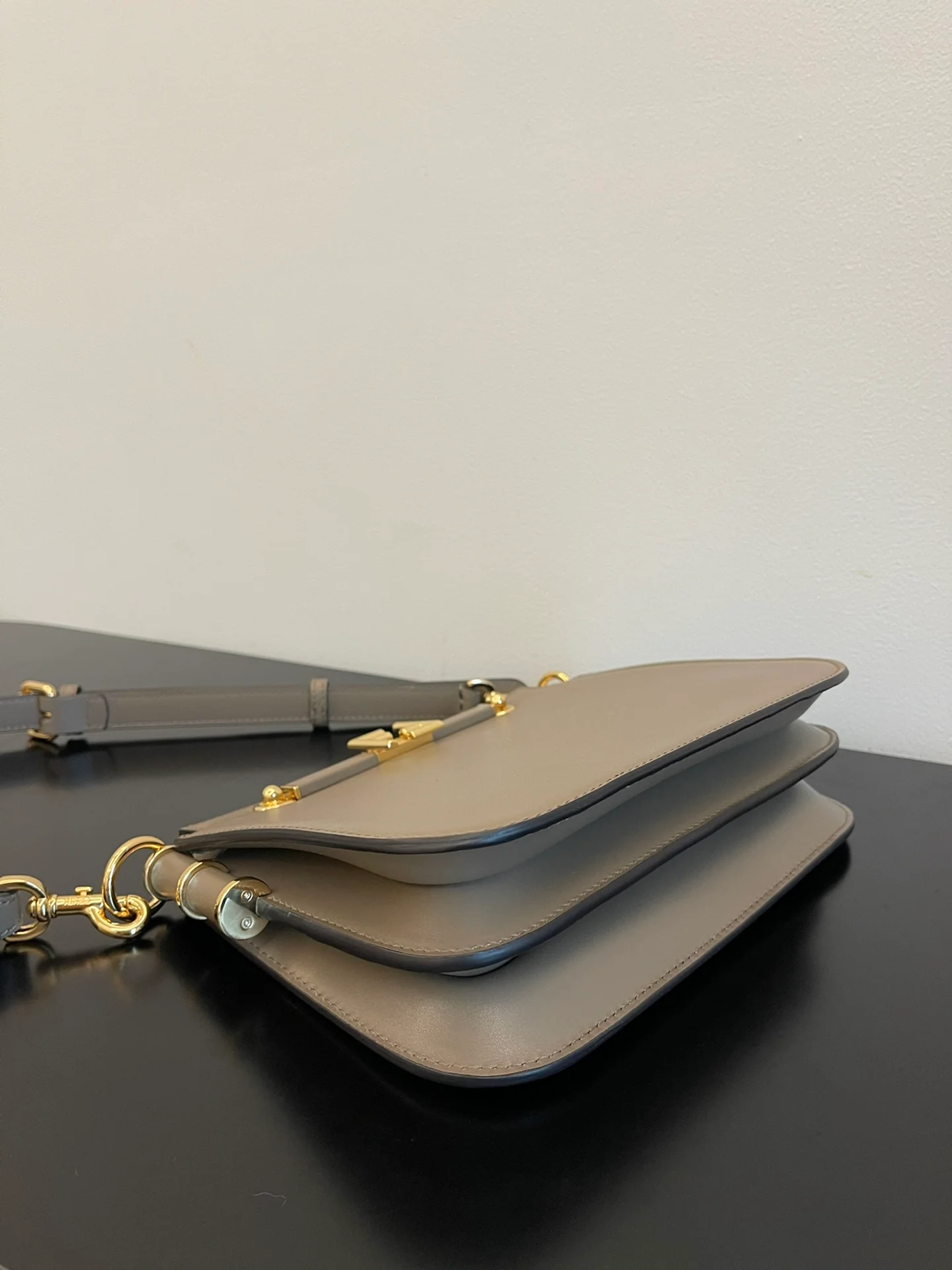 Сумка-гармошка Fendi Touch из серой кожи