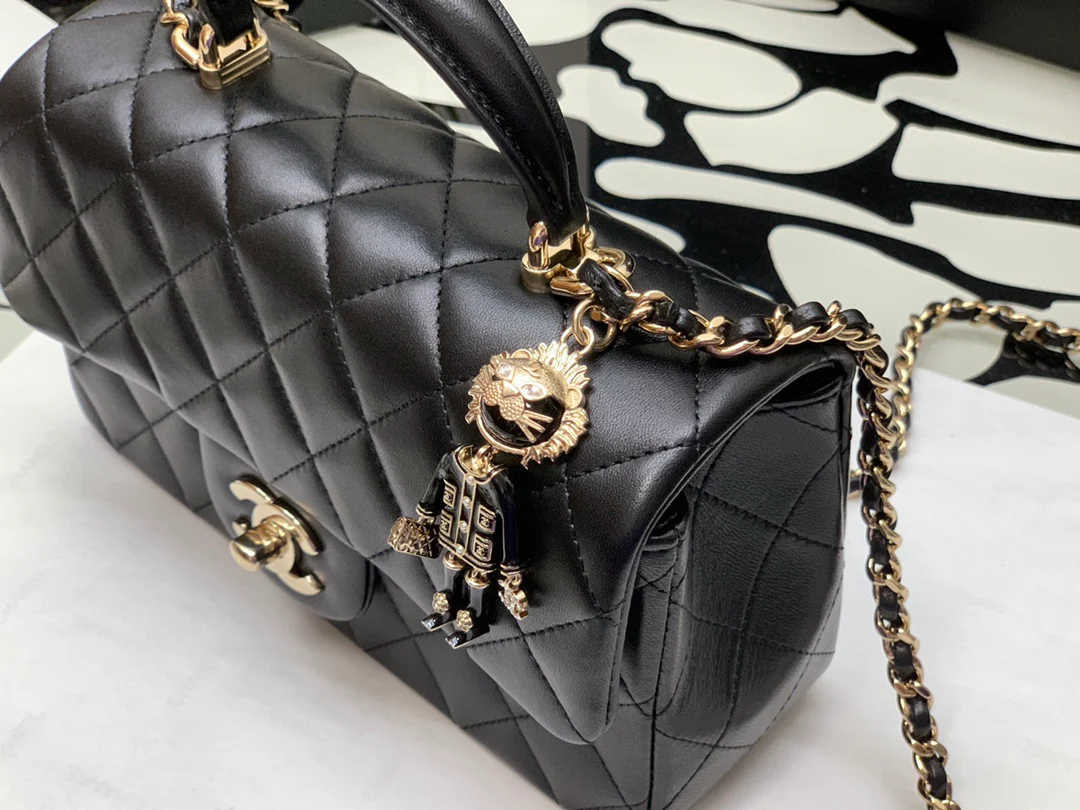 Коллекция Chanel Весна/Лето 2022 - Сумка-клапан на запястье - Овечья кожа