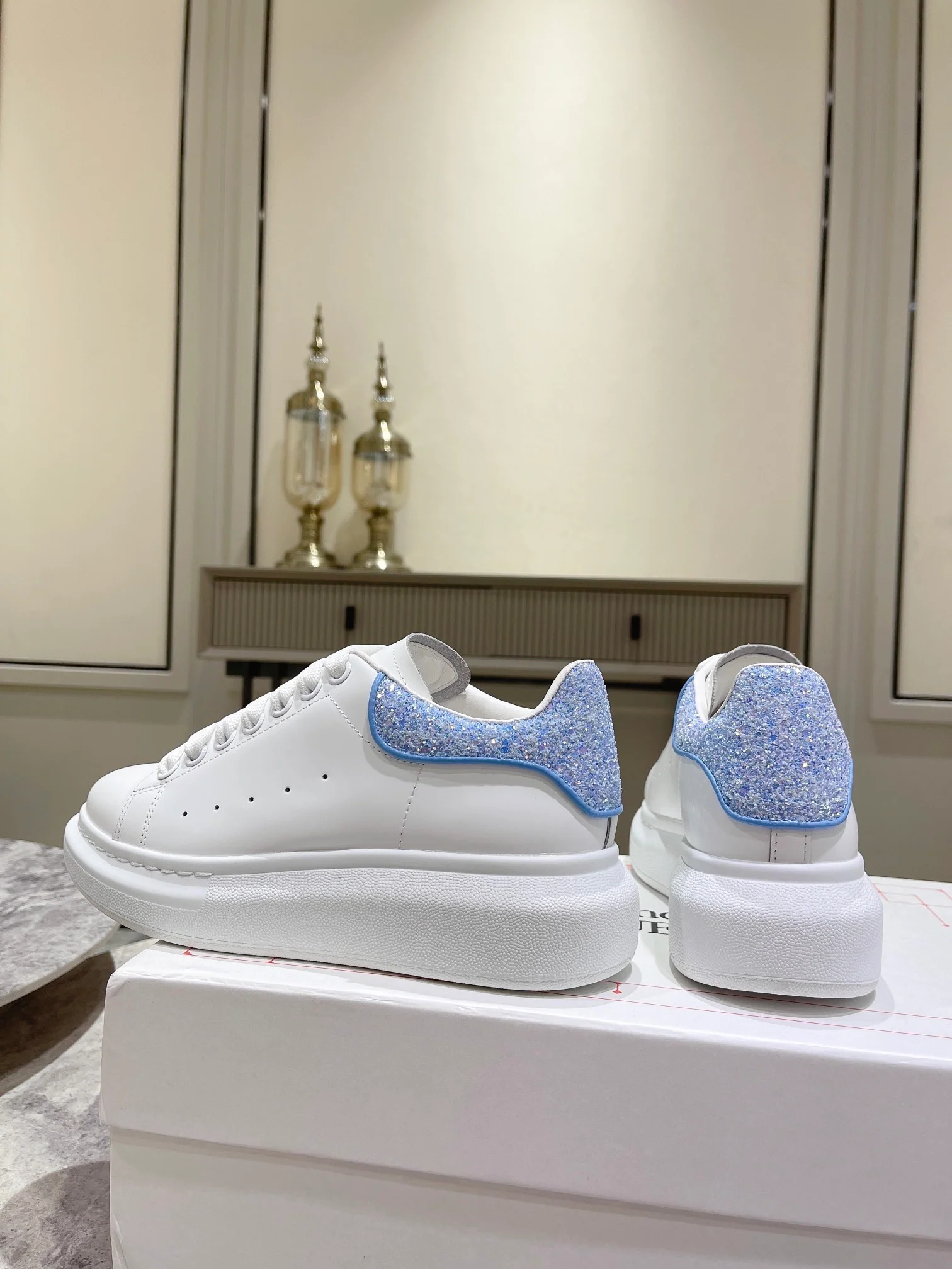 McQueen - Премиум-издание классических белых кроссовок с кристально-голубыми блестками