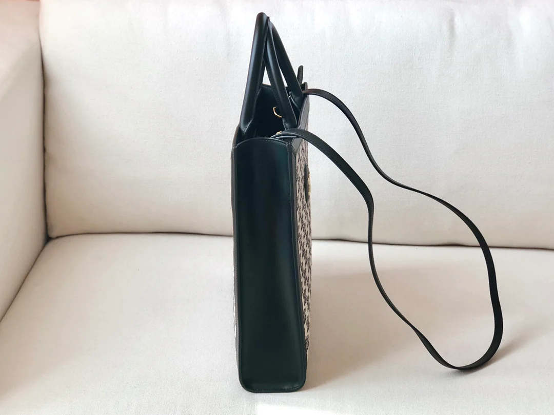 Сумка Celine Cabas Small Triomphe с вышивкой, вертикальная.