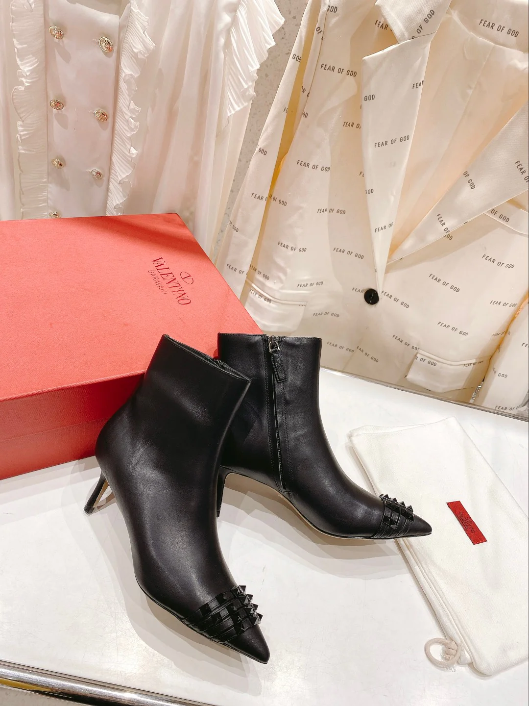 Valentino - Ботильоны на шпильке с заклепками - Черные