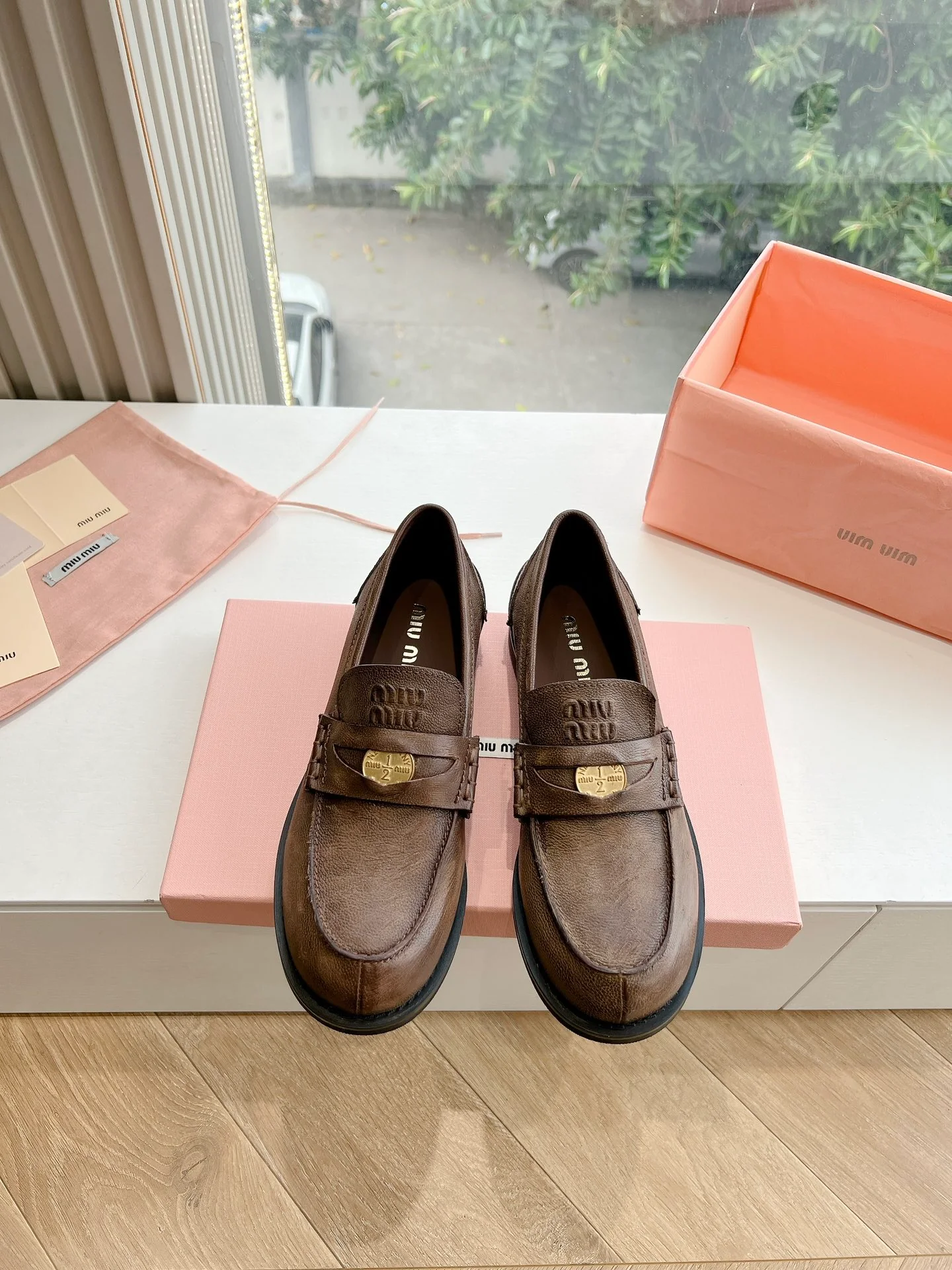 Кожаные лоферы Miu Miu 2025 - кофейного цвета.