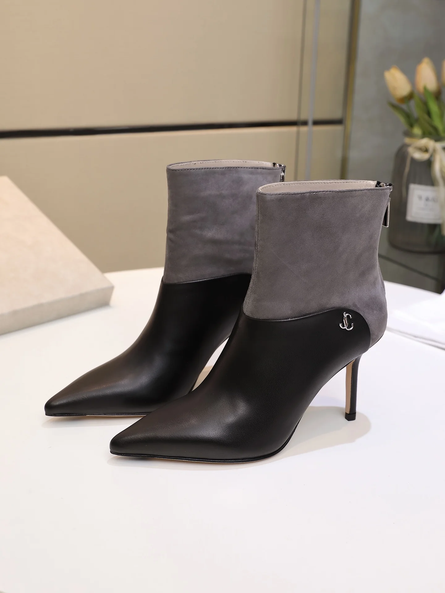 Ботинки Jimmy с острым носком на высоком каблуке - 1