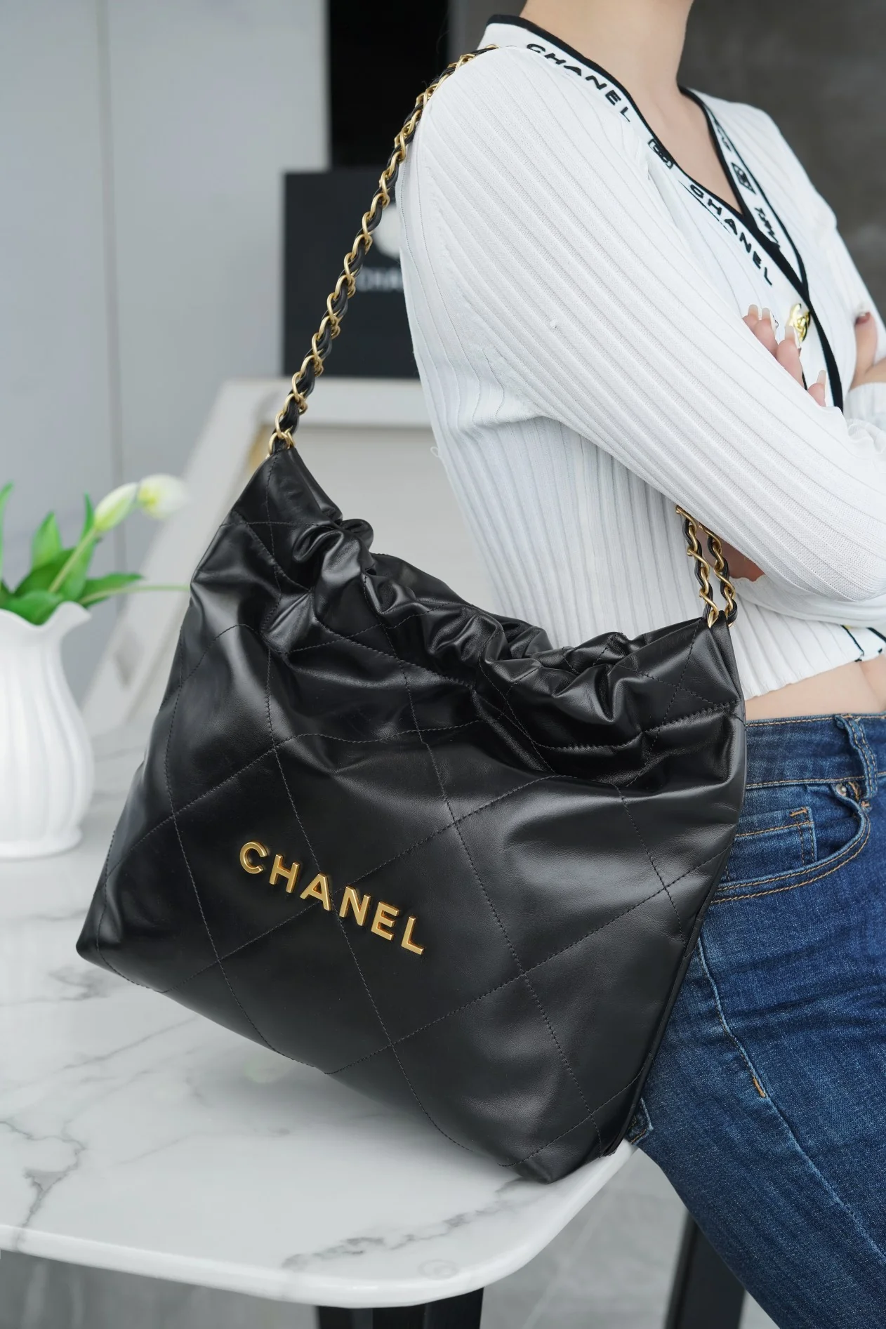 Сумка Chanel 22p 22bag, маленькая, черная, с серебряной пряжкой.