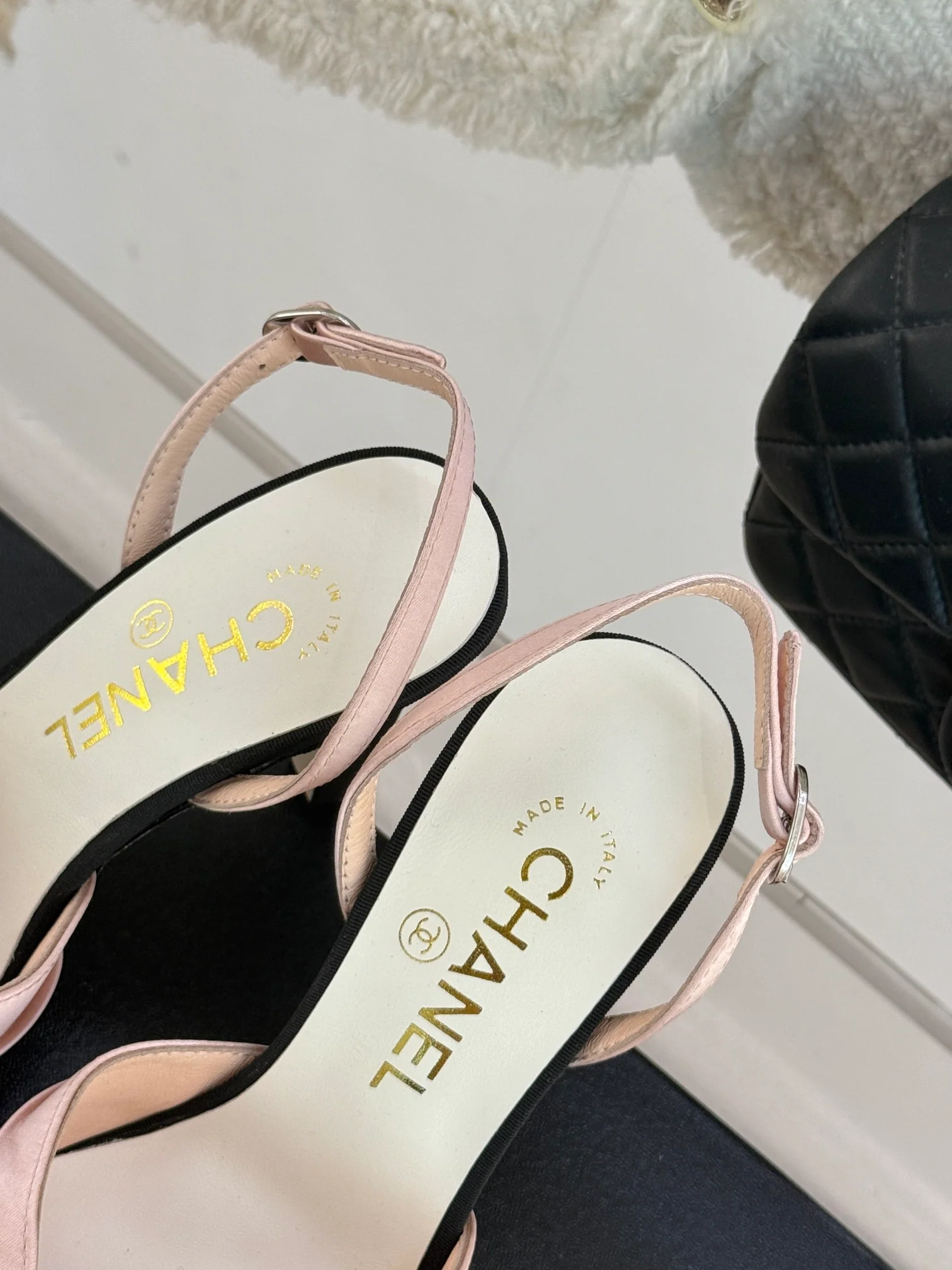 Босоножки на высоком каблуке Chanel 2024 с атласным бантом - розовые