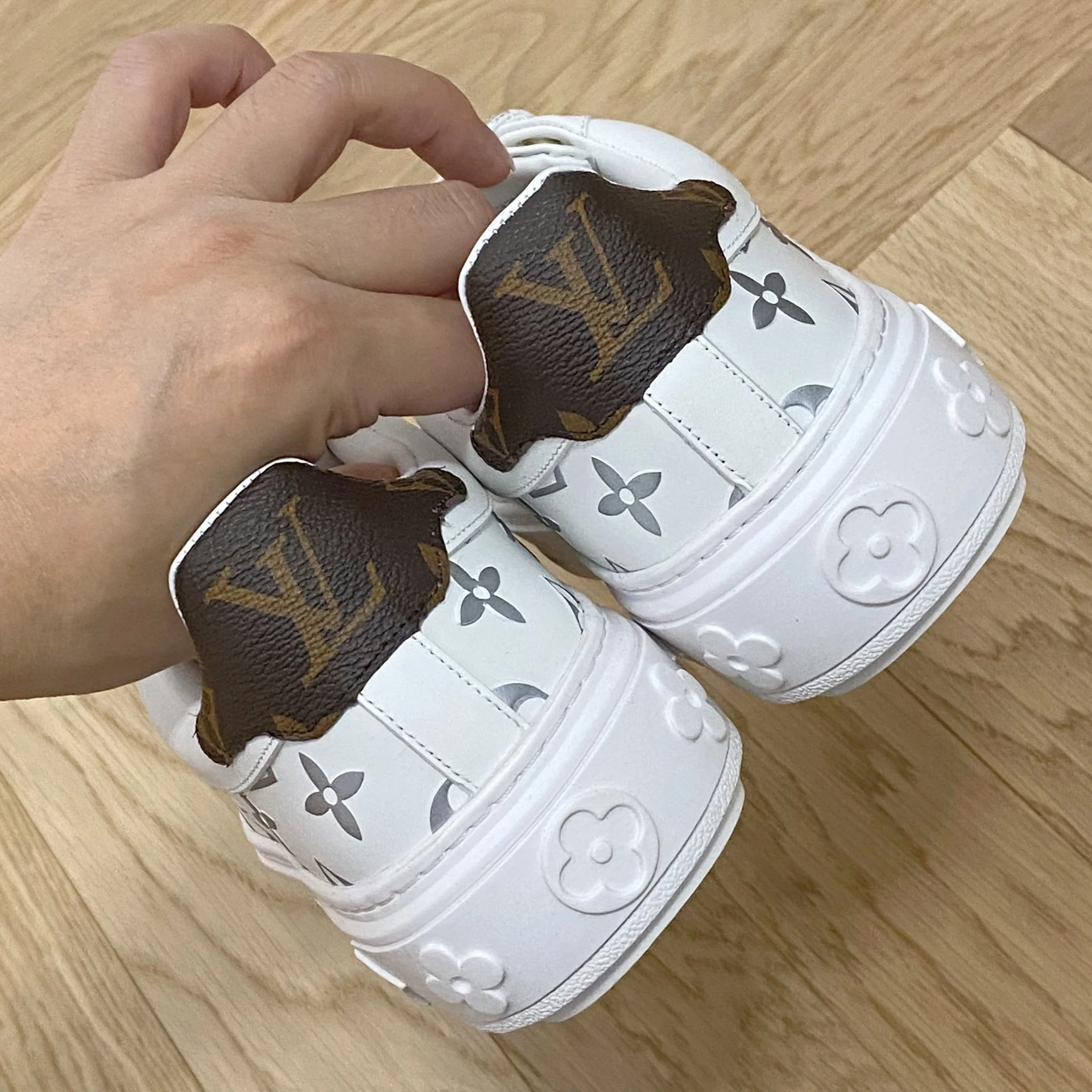 Обувь LV - LV Time Out - белые кроссовки на платформе - серебристые