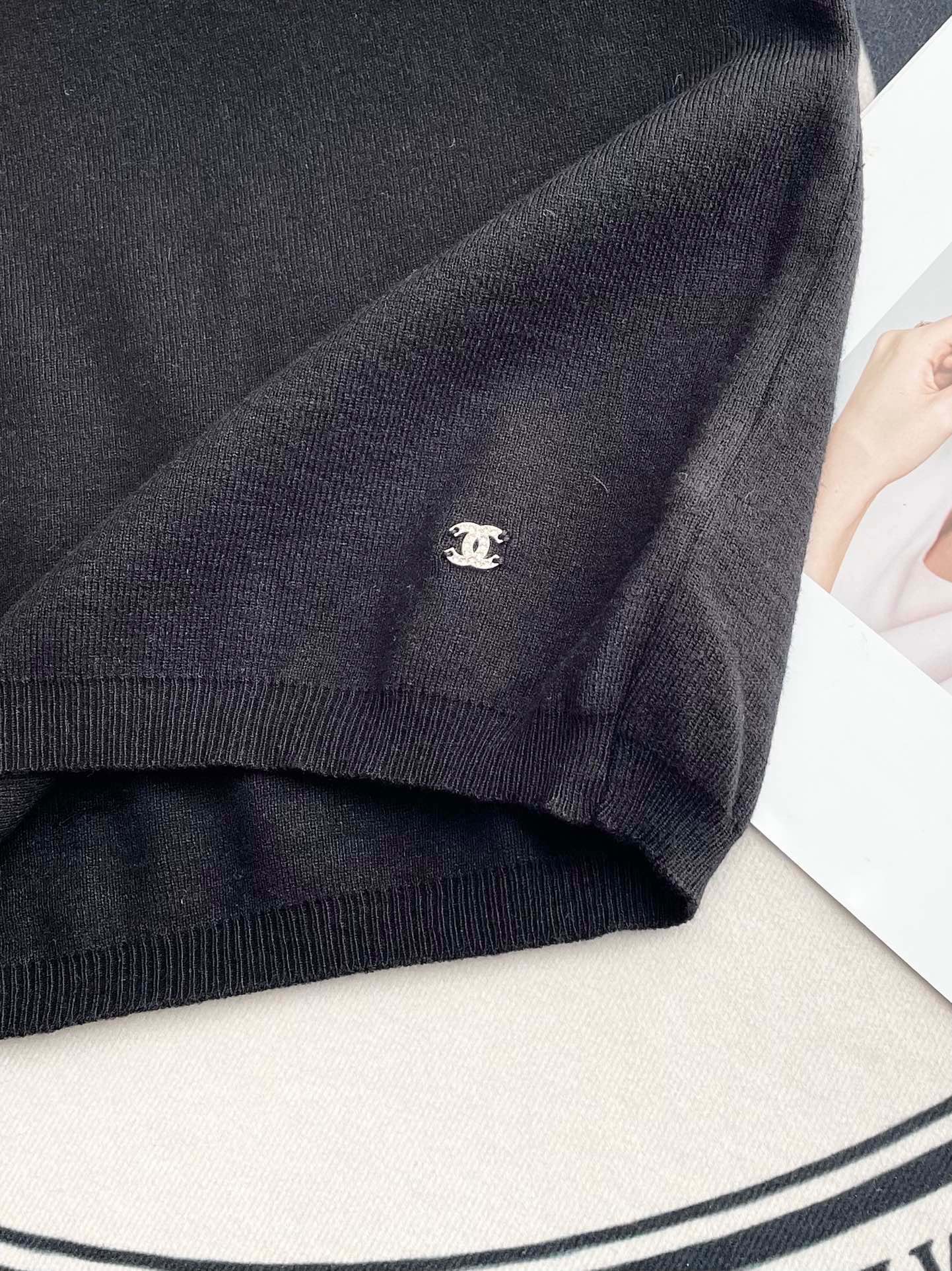 Колье Chanel 2403 из жаккардовой ткани с драгоценными камнями и вышитый круглый вырез, вязаный топ с короткими рукавами - черный