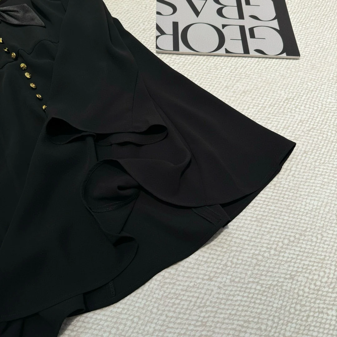 Новое маленькое черное платье Celine весна/лето 2024 с французскими оборками и V-образным вырезом.