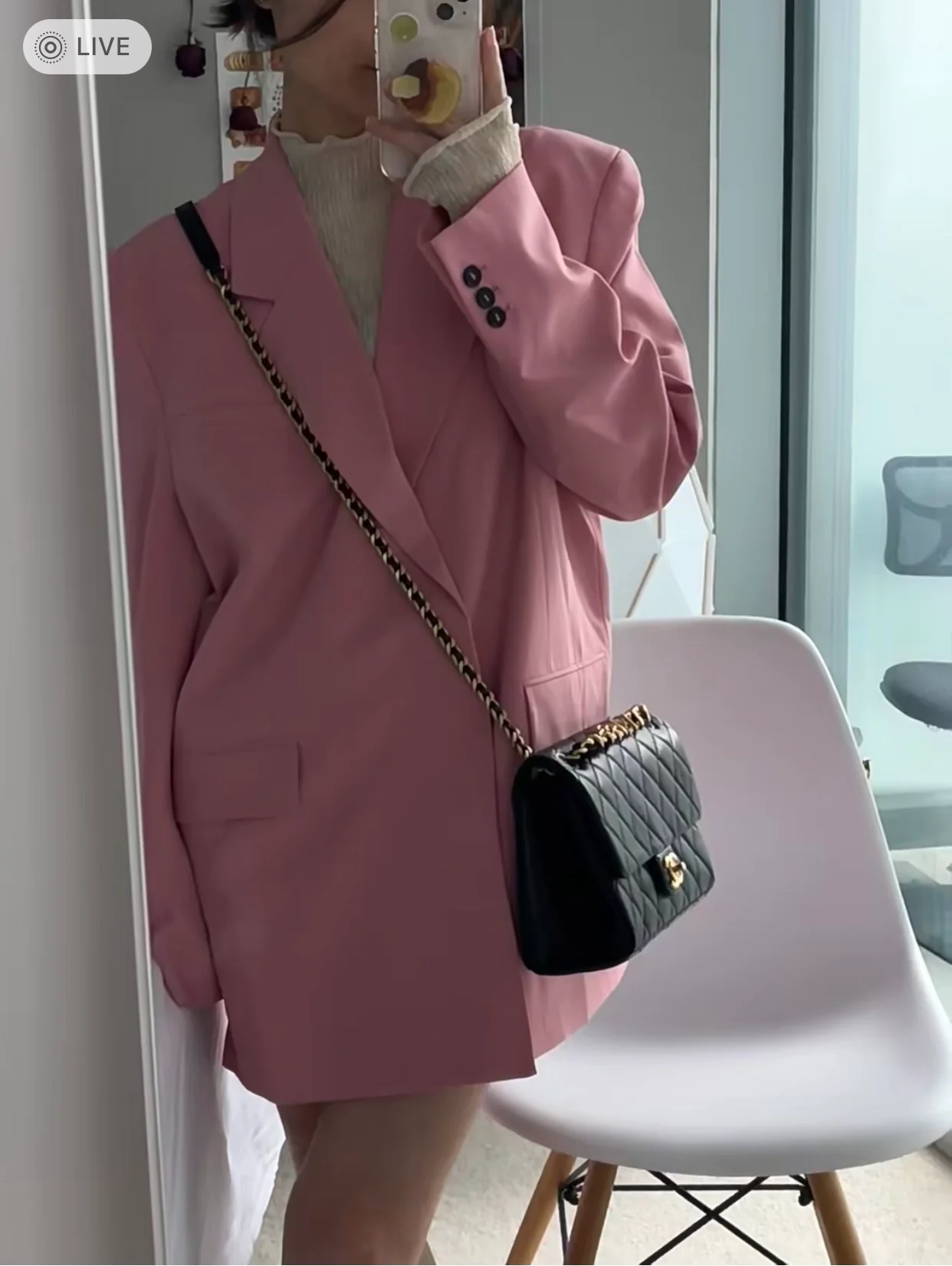 Коллекция Chanel Весна/Лето 2023 - Сумка с клапаном и цепочкой в ??виде буквы - Черная - 26 см