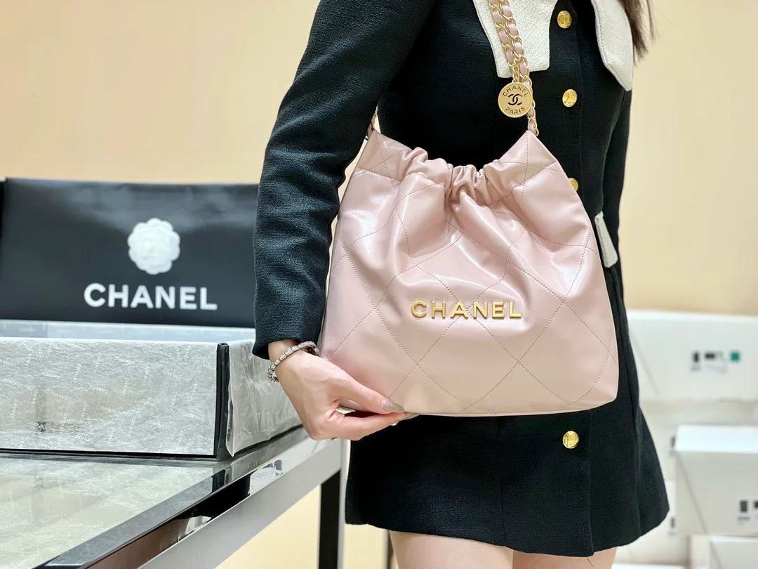 Новинка сезона весна/лето 2023 от Chanel - сумка 22bag - маленькая - светло-розовая - на фото.