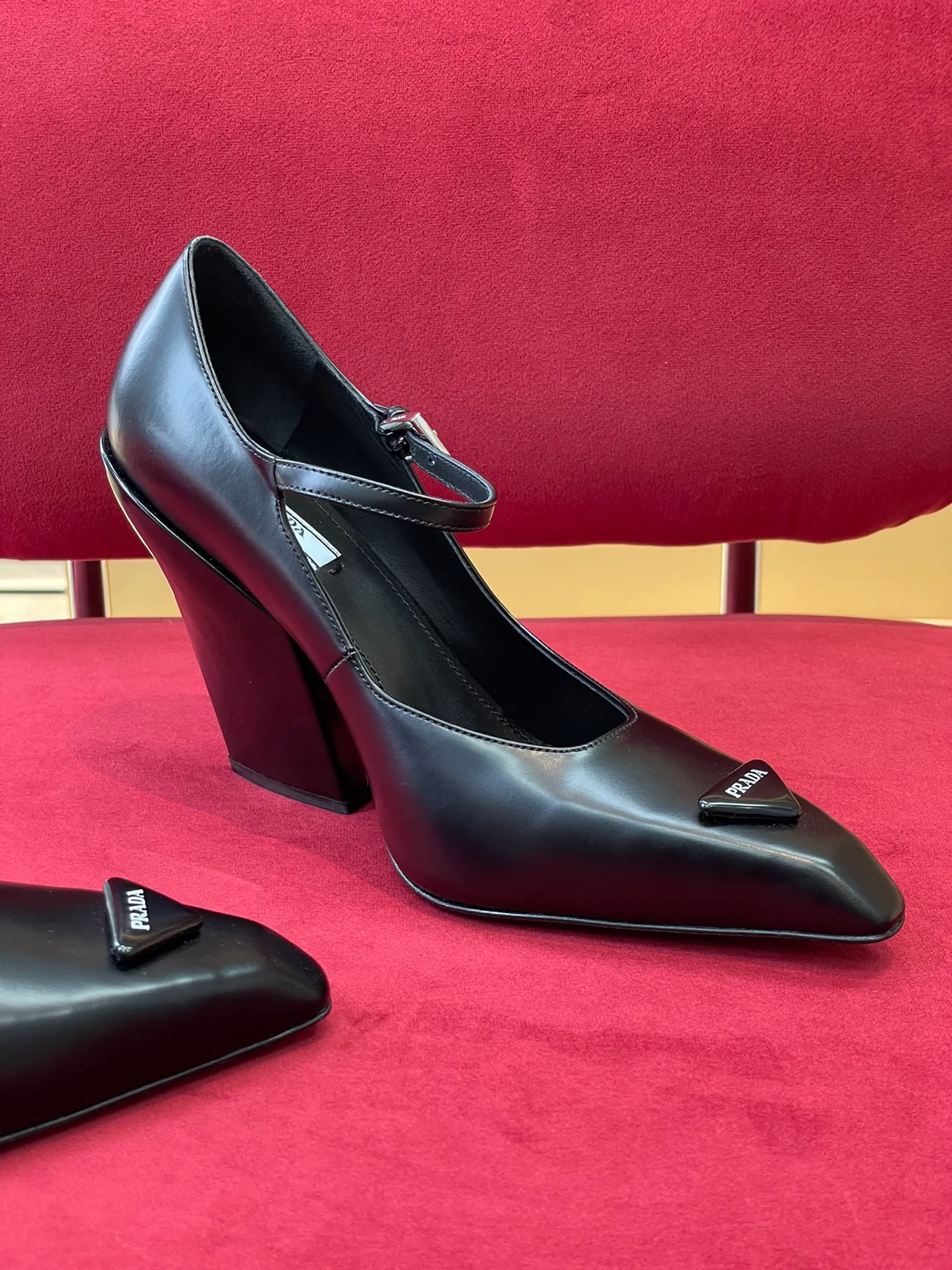 Коллекция Prada осень/зима 2022 на подиуме - туфли на высоком каблуке