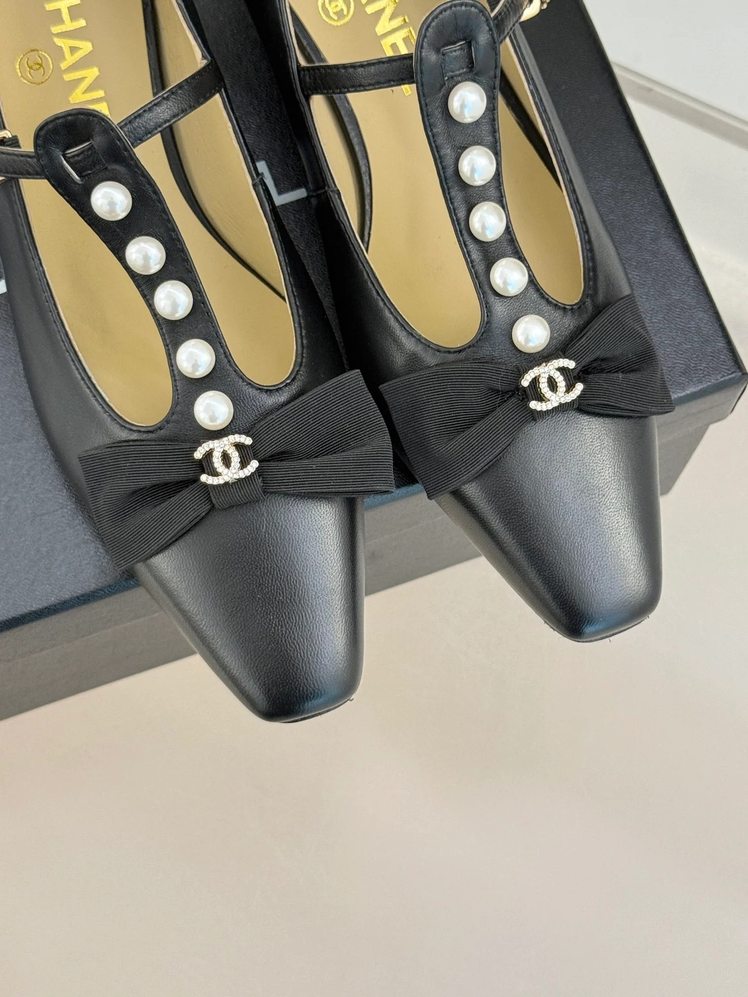 Туфли-мэри-джейн Chanel 2024 с жемчужным верхом - черные