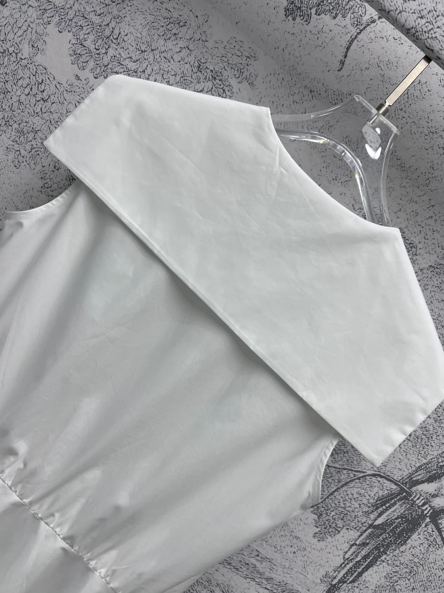 Платье Miu Miu в стиле преппи из коллекции Весна/Лето 2024 с воротником-шалью и пуговицами — белое.