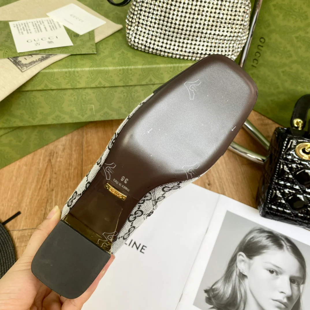 Новинки осенне-зимней коллекции Gucci 2022 — Ботильоны — Черный монограммный дизайн