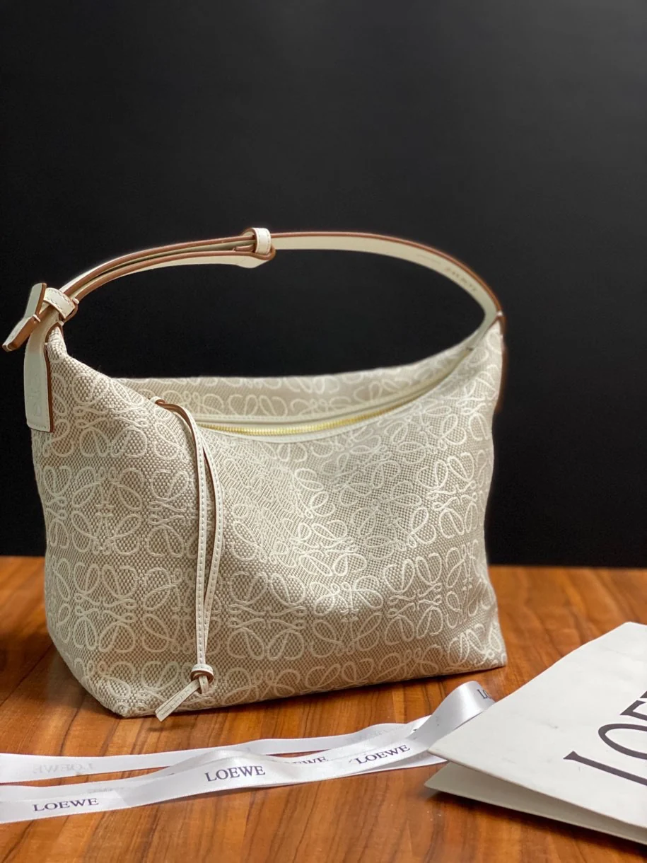 Большая сумка для ланча Loewe Cubi, белая, с вышивкой.