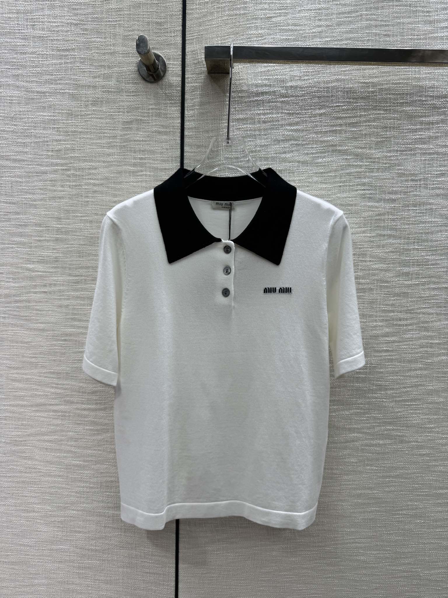 Miu Miu - 2404 - Трикотажный топ с короткими рукавами и воротником-поло с цветовыми блоками - Белый