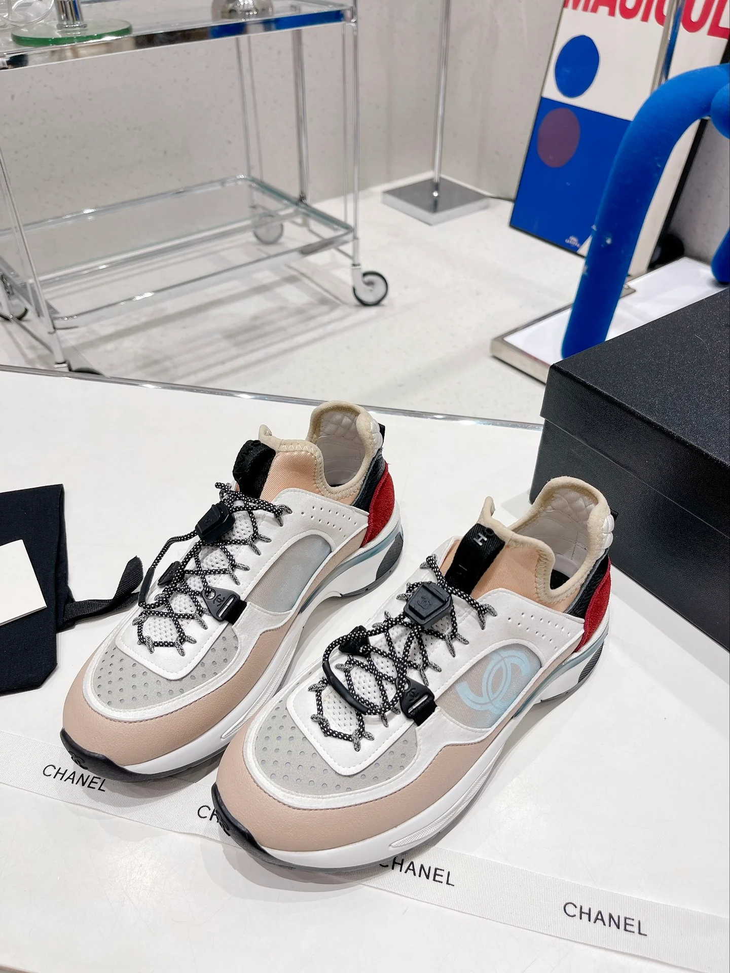 Новые поступления с показа Chanel весна/зима 2022 — повседневные кроссовки в стиле колор-блок — розово-белые.