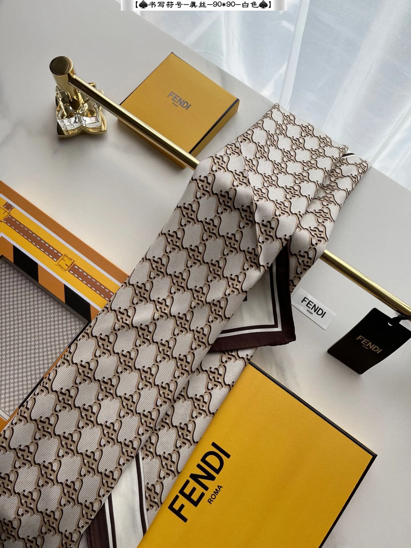 Шелковый шарф Fendi-90 - символ двойной буквы F (обычный шрифт).