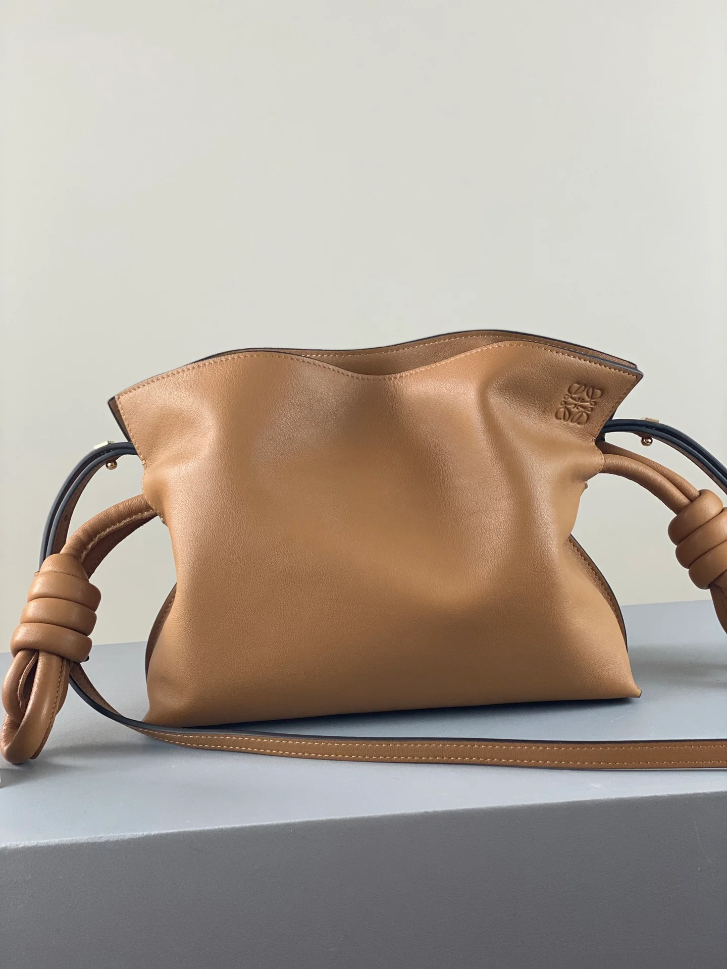 Loewe, обновленная версия 2020 года - Flamenco - Телячья кожа - Мини - Светло-коричневый