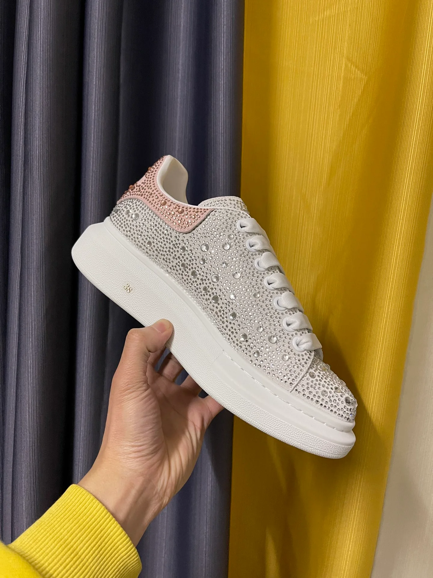 Классические белые кроссовки McQueen - унисекс - белые - полностью украшены стразами, розовые - премиум-издание