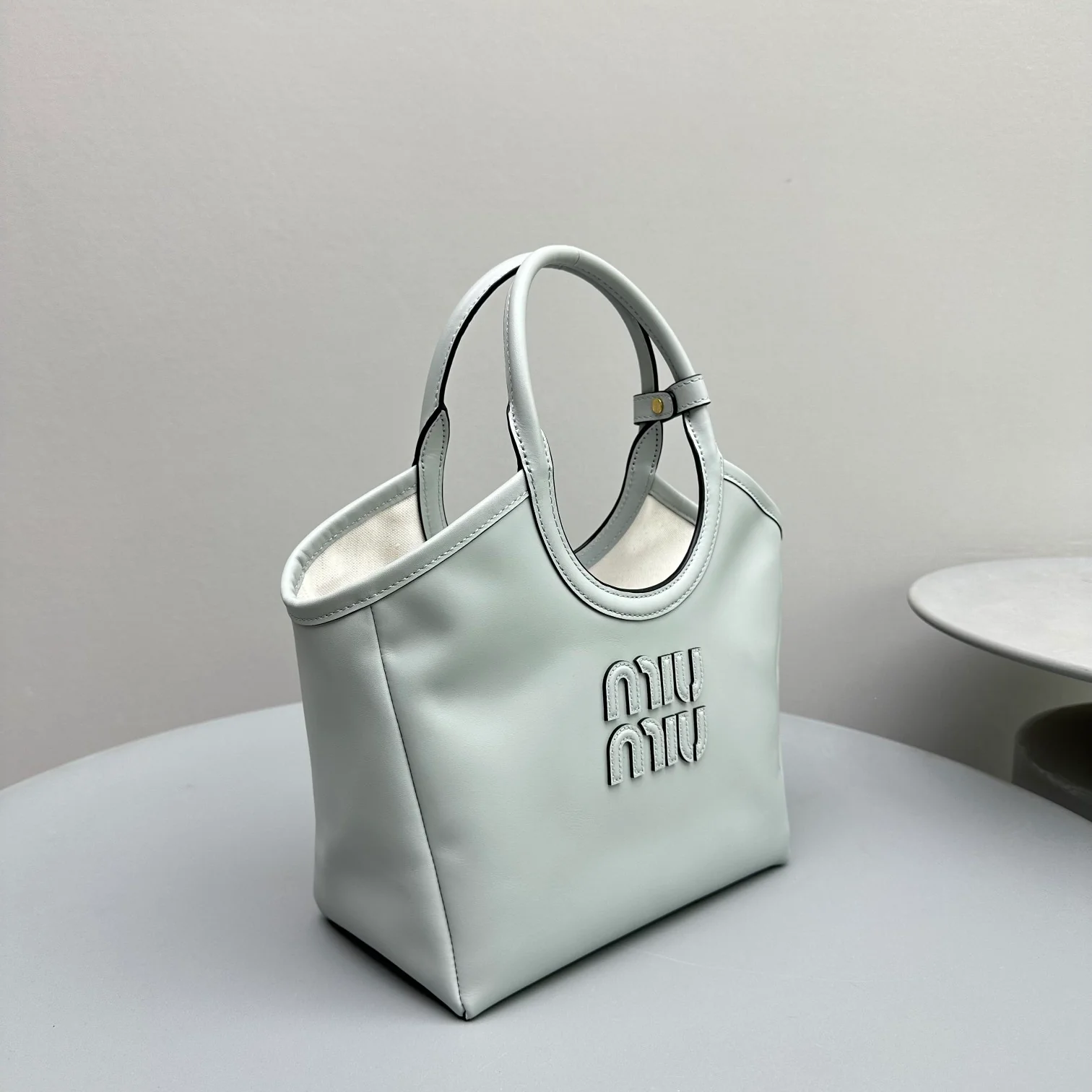 Сумка-тоут Miu Miu Ivy, маленькая, светло-голубая.