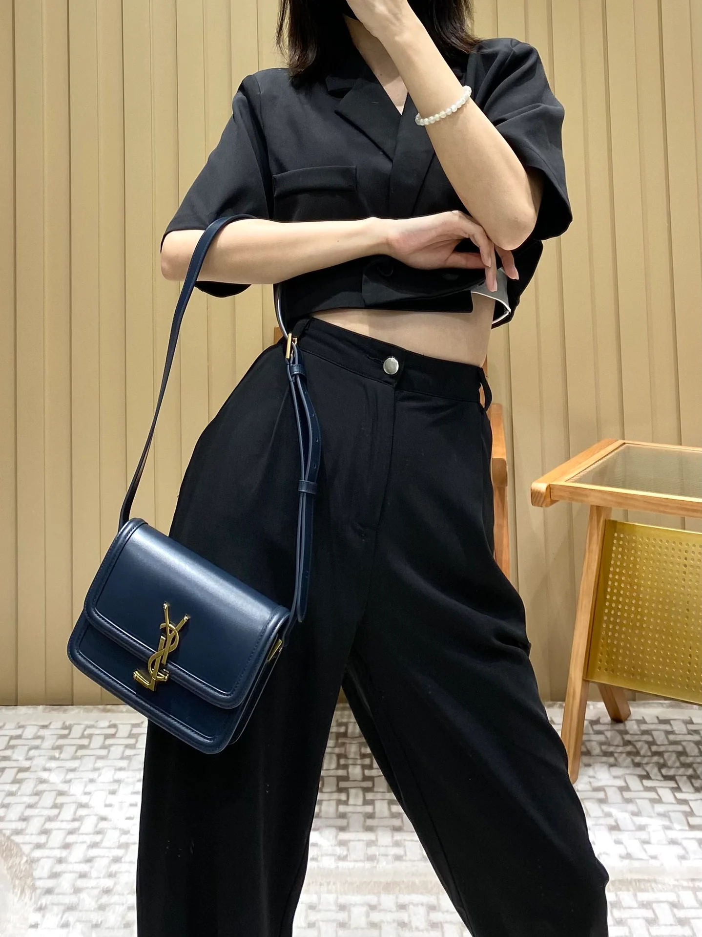 Сумка YSL Solferino Tofu Bag - грязно-синяя - 18 см - На фото: На мне