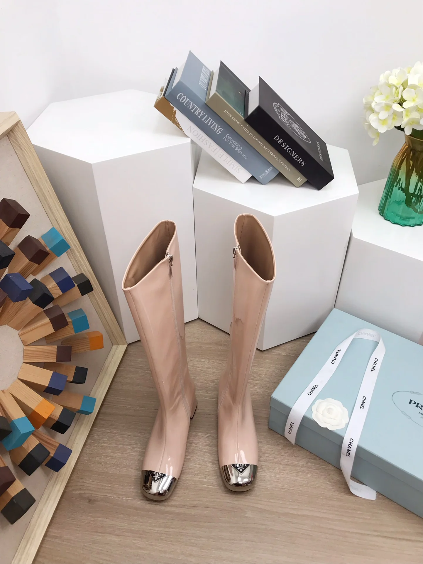 Коллекция Prada 2022 года с подиума - Металлические ботинки с закругленным носком