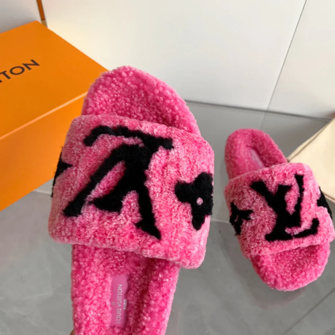 Новинка осенне-зимней коллекции LV 2023 — шерстяные тапочки — розовые.
