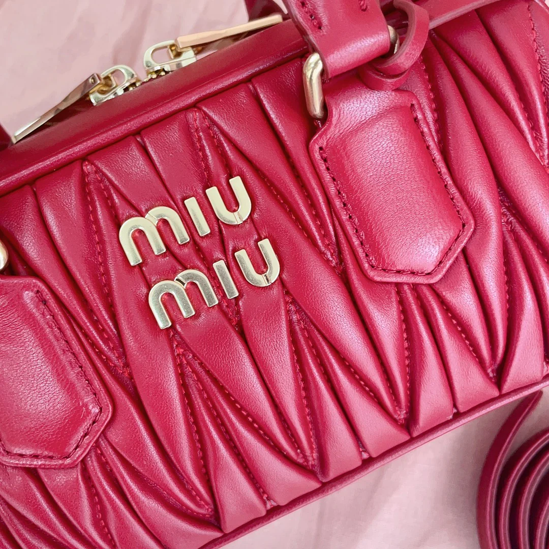 Сумка для боулинга Miu Miu 5bb142 с матовым узором - красная.
