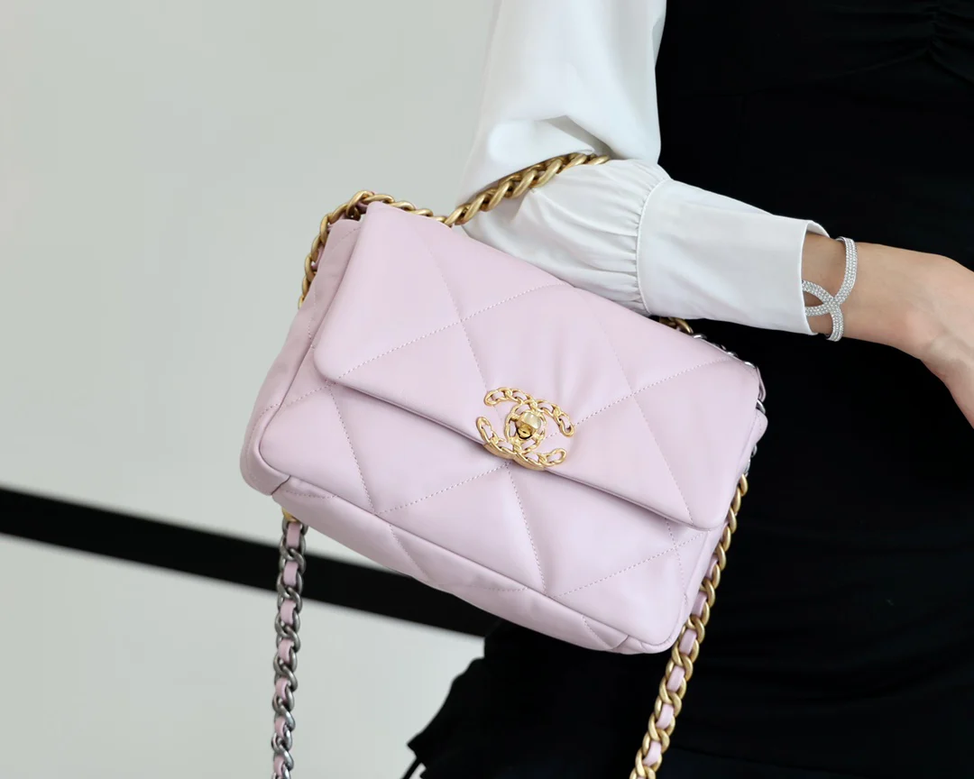 Сумка Chanel 19 — розовая с золотой фурнитурой — маленькая