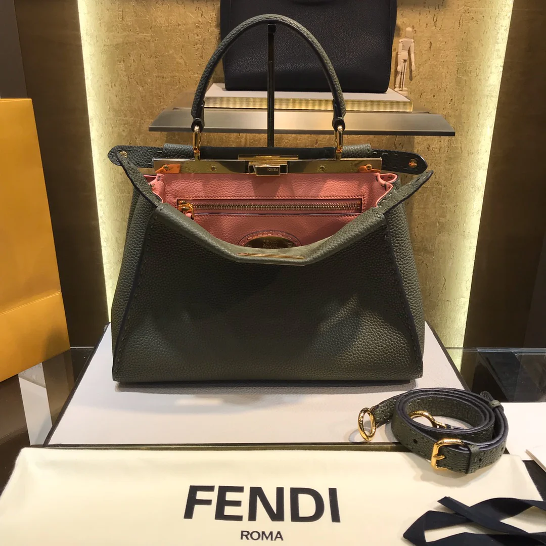 Сумка Fendi Peekaboo Medium из черной кожи - 1 шт.