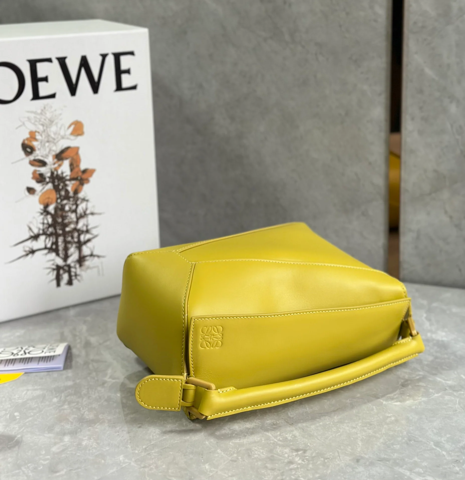 Сумка Loewe Puzzle Geometric с плечевым ремнем в виде буквы — желтая.