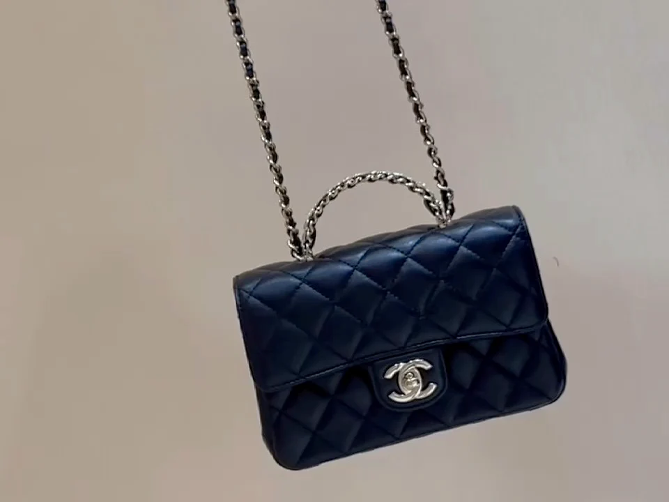 Ручка сумки Chanel 23a CF со стразами - черная