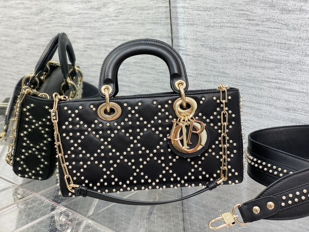 Сумочка Dior Lady D'Joy с вышитыми жемчужинами.