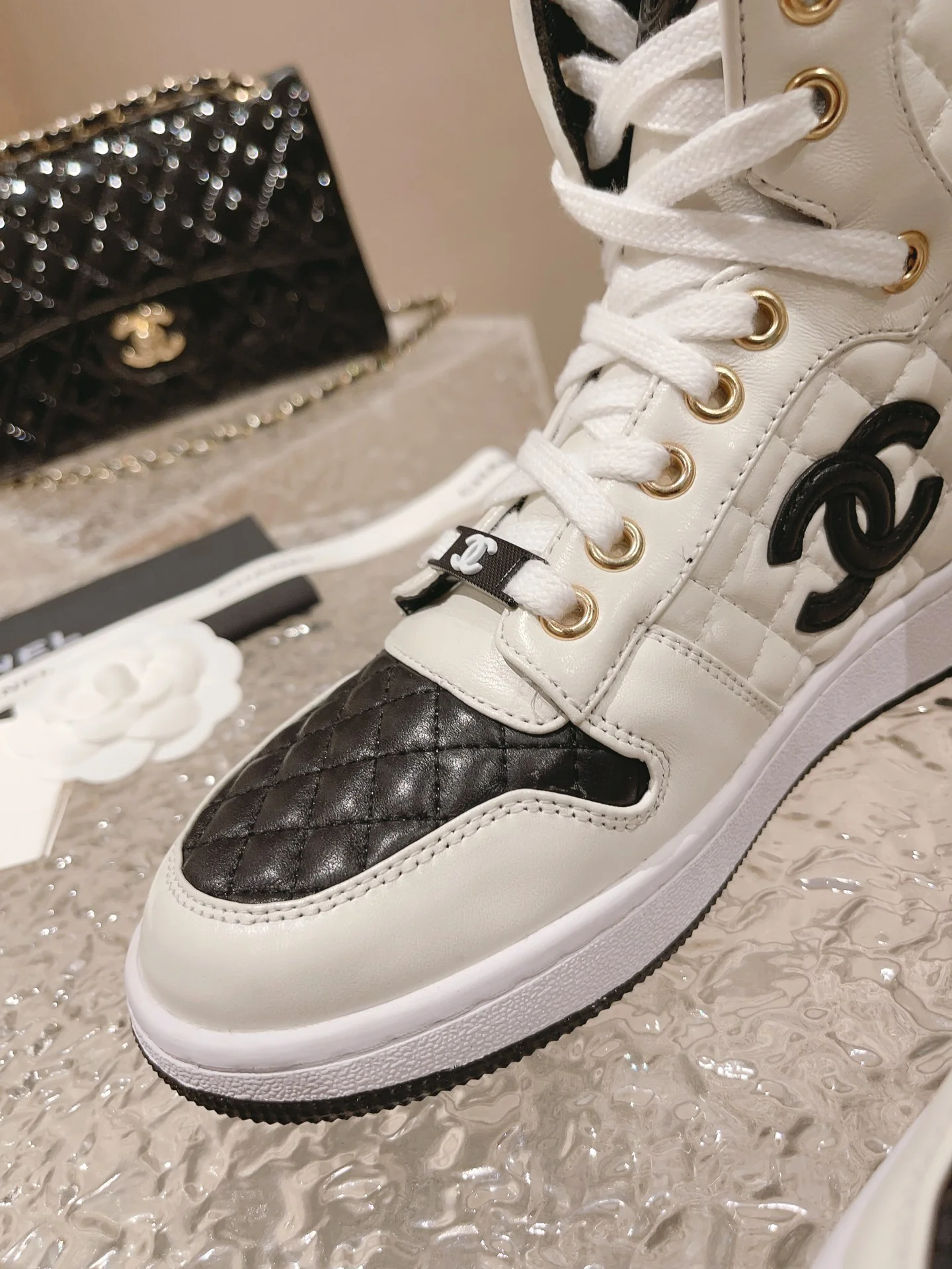 Высокие кроссовки Chanel - белые с ромбовидным узором