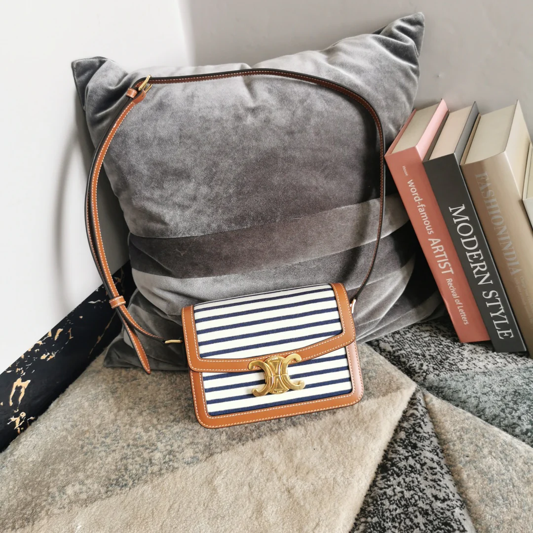 Классическая сумка Celine Triomphe из льна и белой кожи — в синюю полоску — маленький размер 18,5 см.