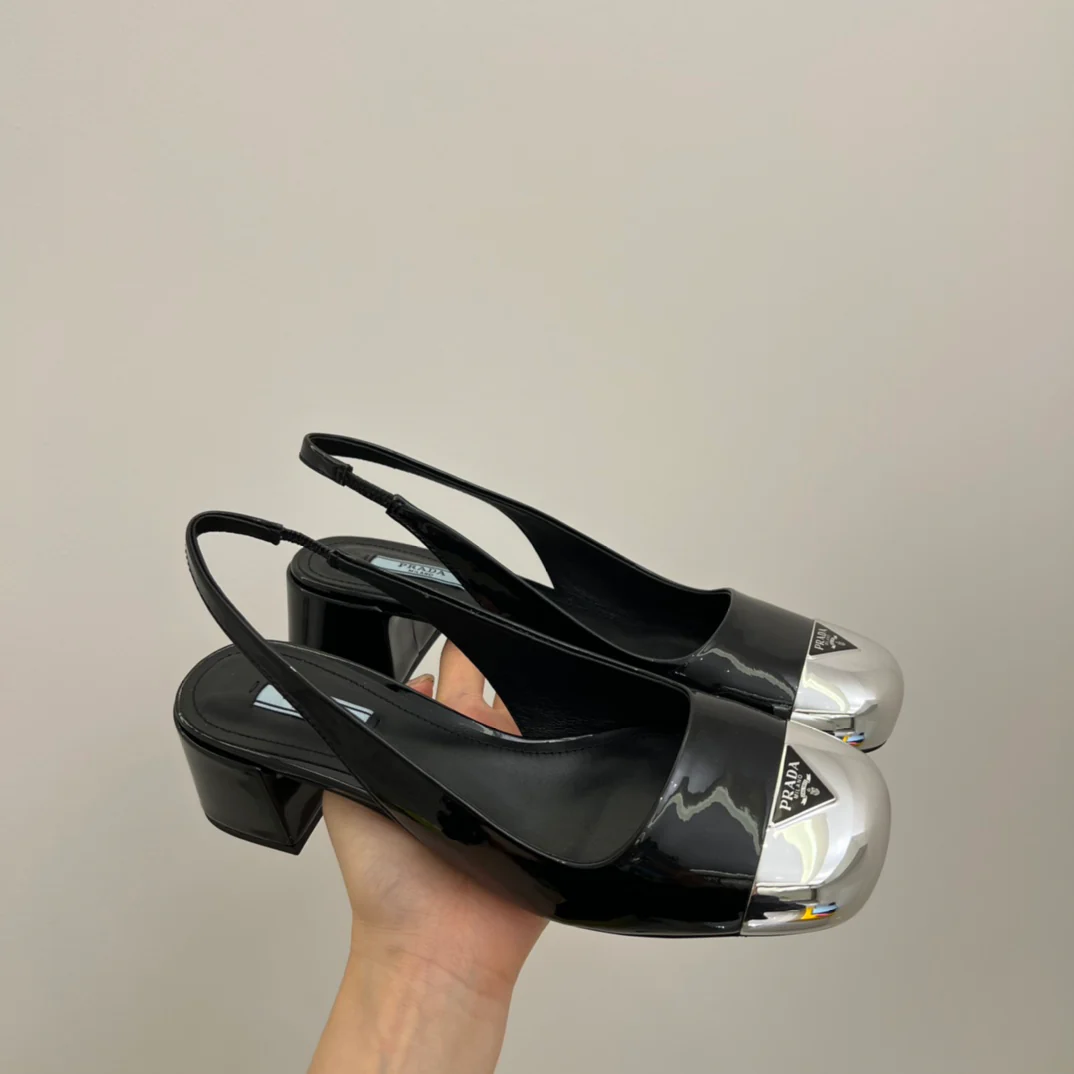 Новинка сезона осень/зима 2022 от Prada — металлические сандалии с закругленным носком.