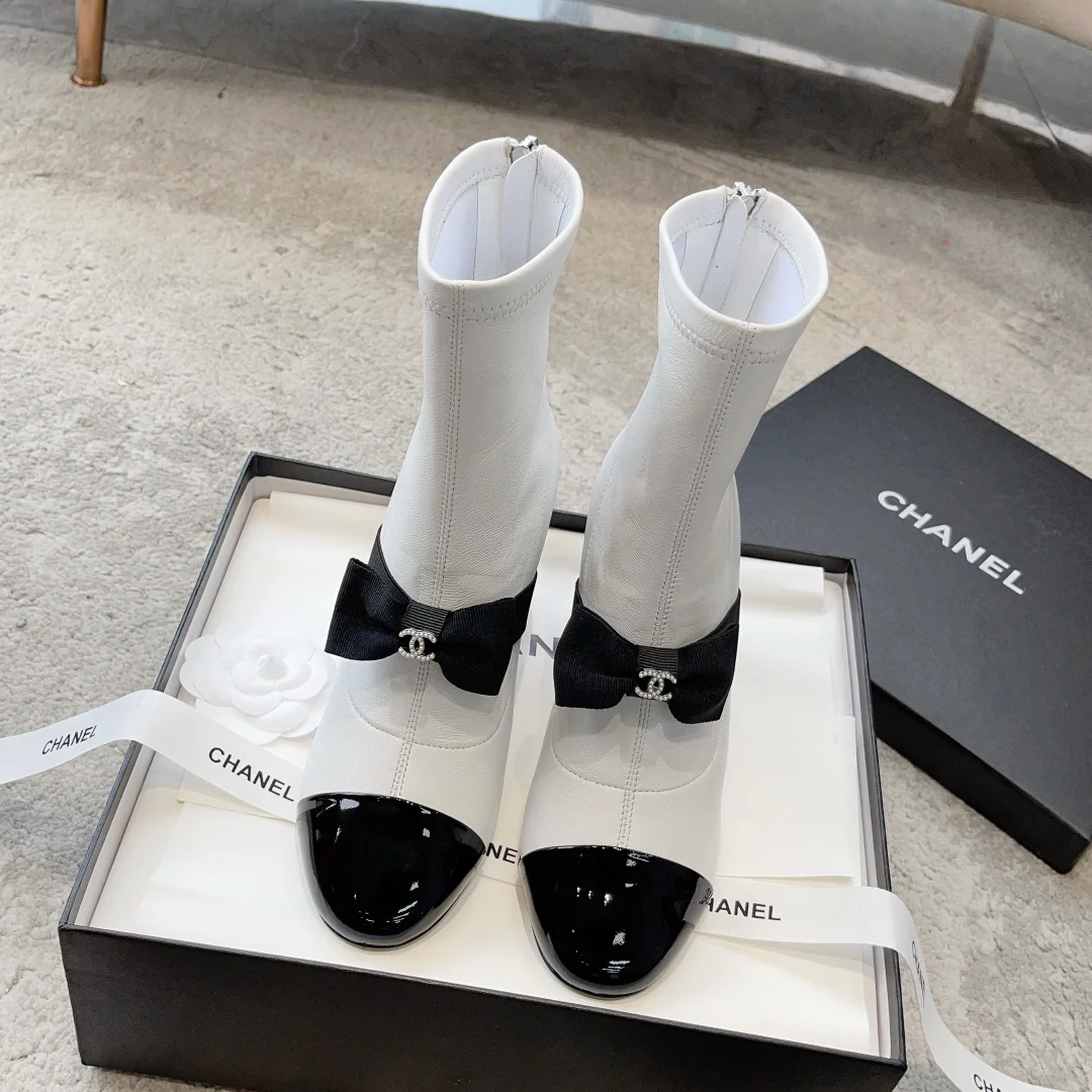 Новинка из коллекции Chanel Pre-Fall 2023 — образ с парижского подиума — ботильоны с бантом — белые.